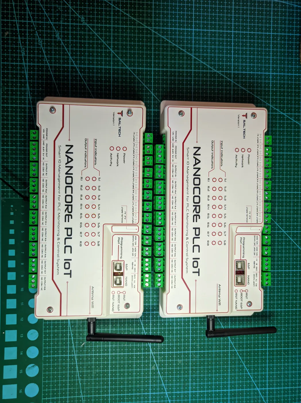 Dua unit Nanocore PLC IoT dalam casing