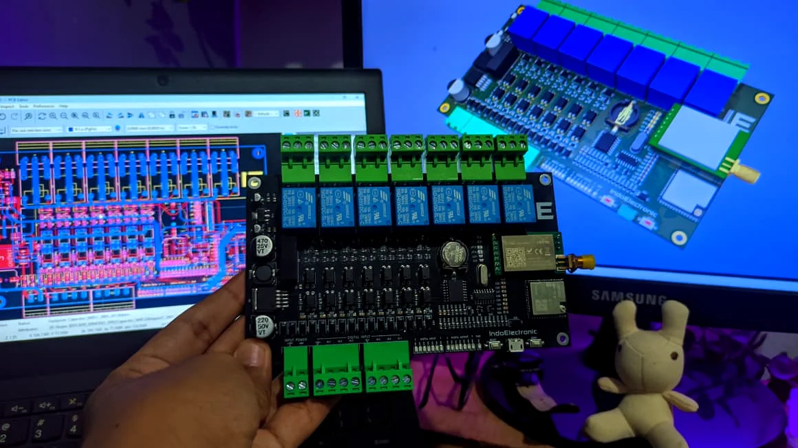 Board relay hasil produksi di depan desain PCB dan render 3D-nya