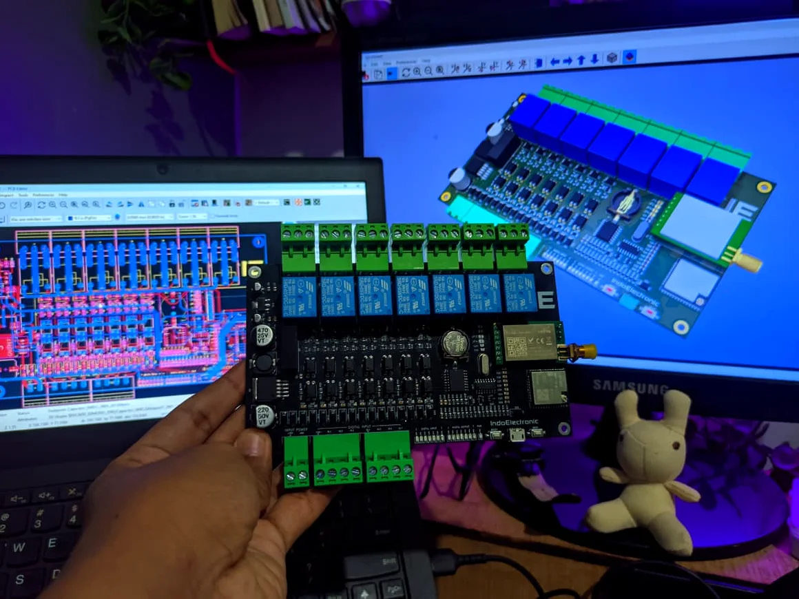 Desain PCB di layar dan board hasil produksinya